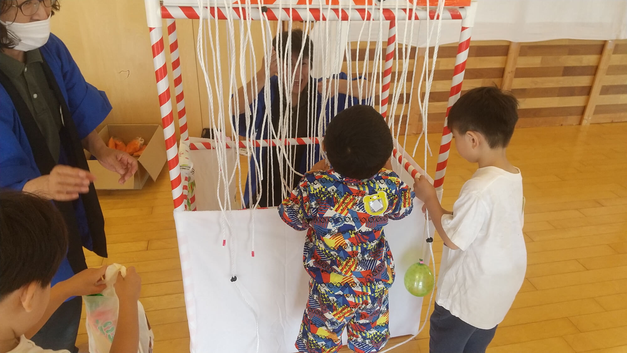 くじ引きをする子ども