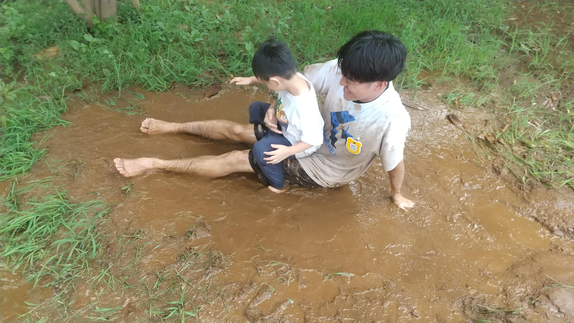 泥だらけの子どもとスタッフ