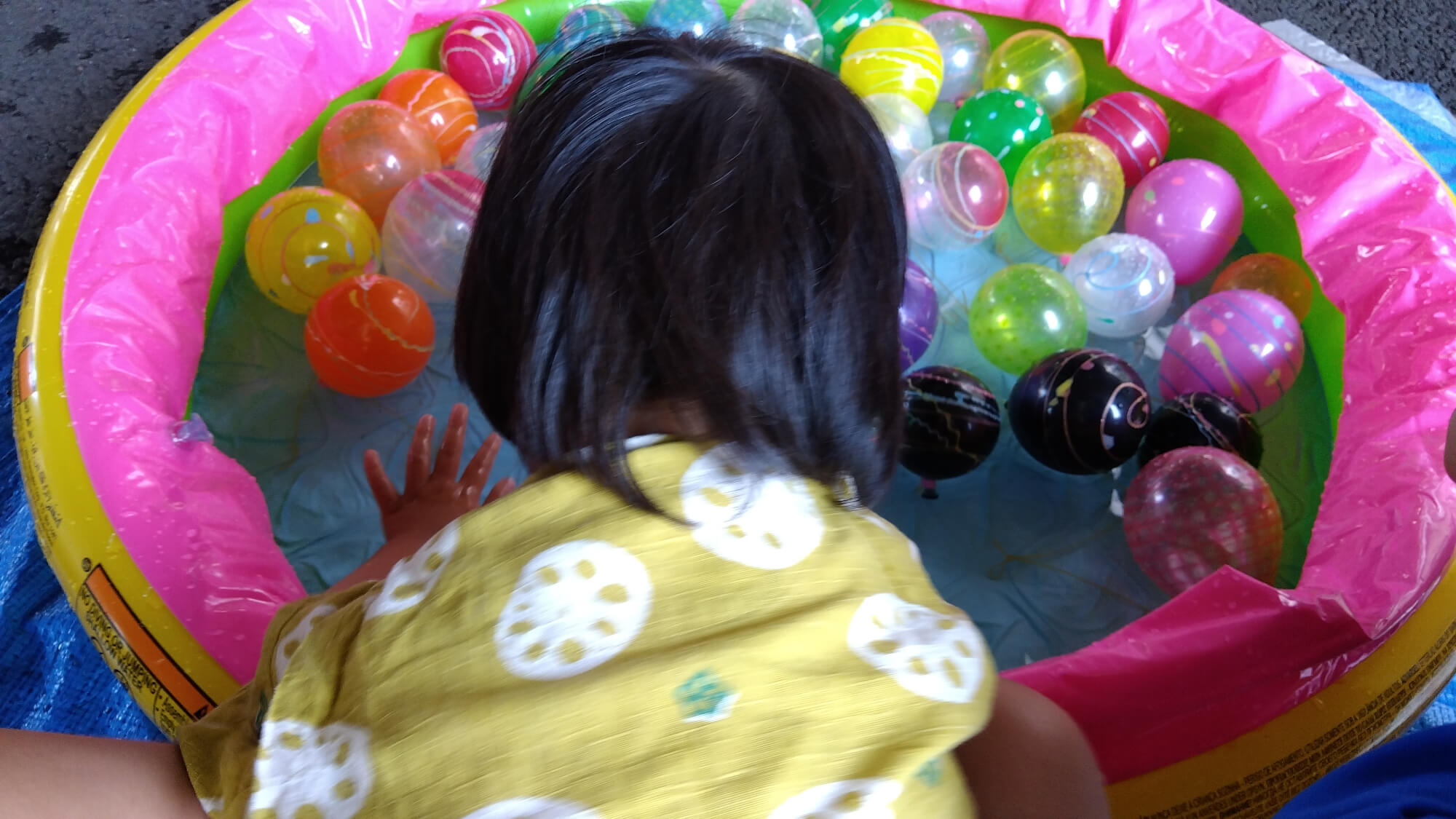ヨーヨーすくいをする子ども
