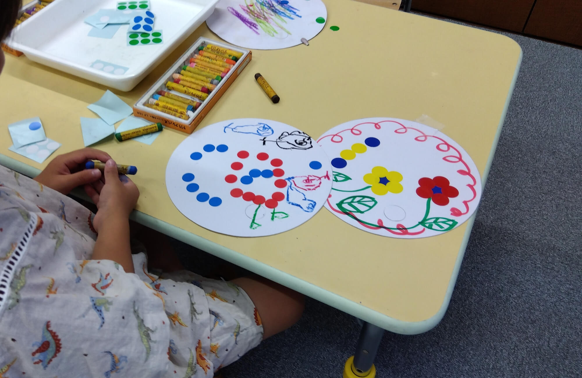 オリジナルうちわを作る子ども