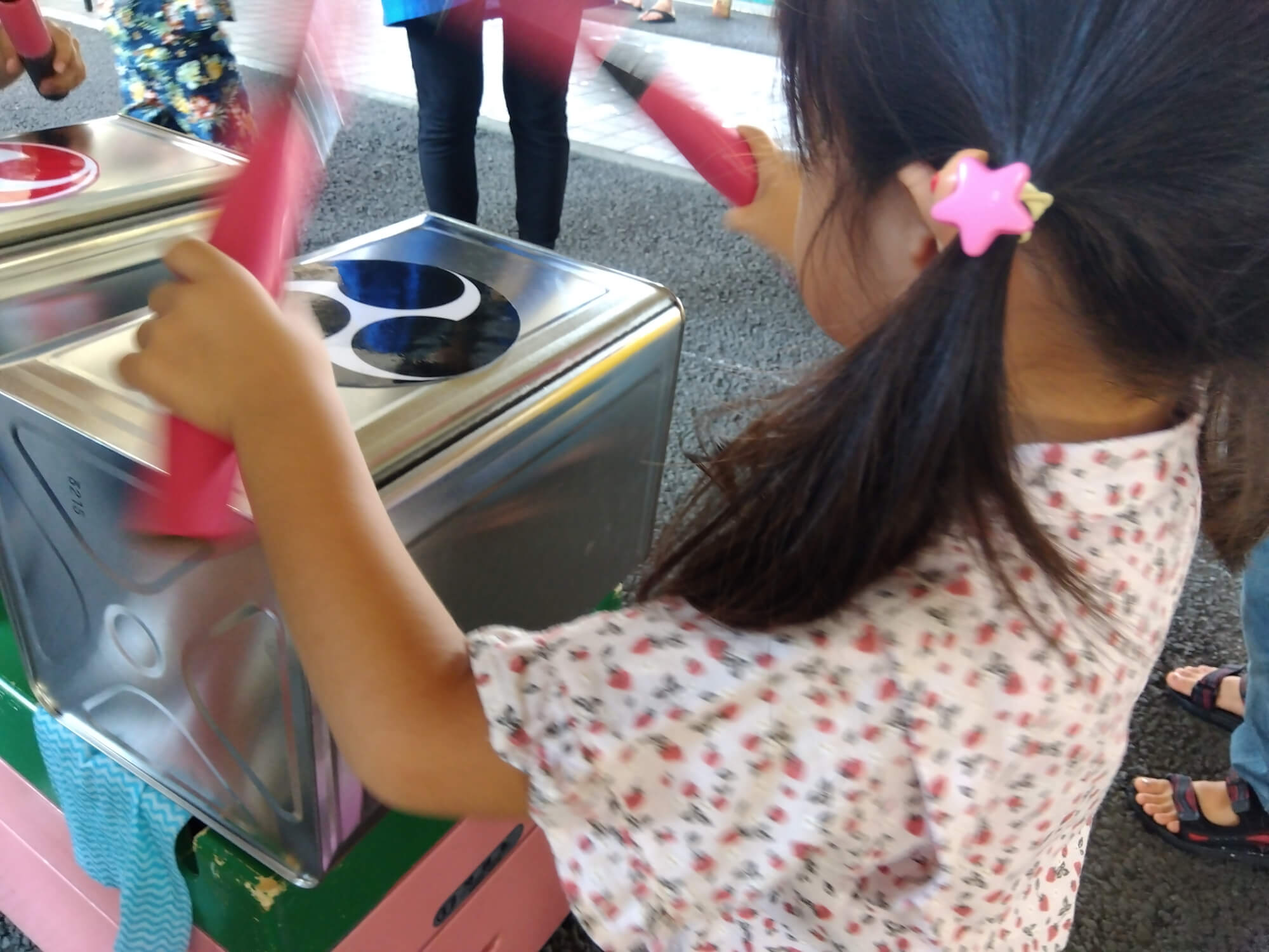 太鼓を叩く子ども