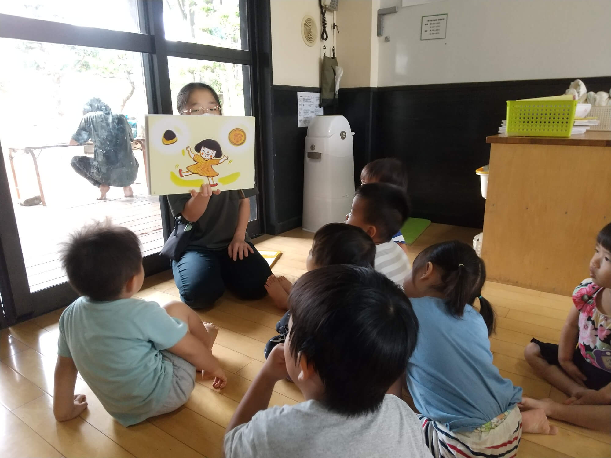 紙芝居を見る子どもたち