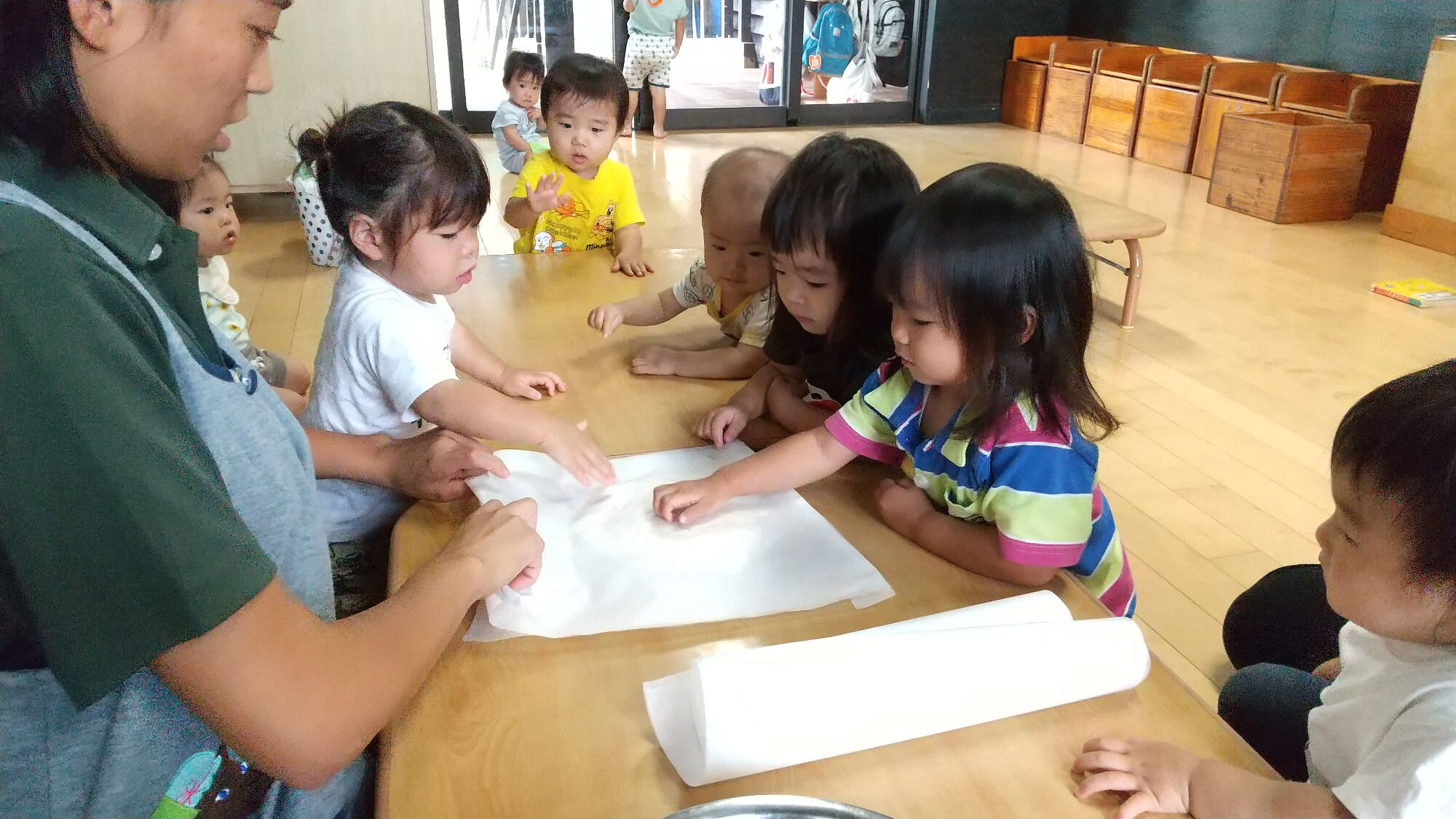 ご飯を潰す子どもたち