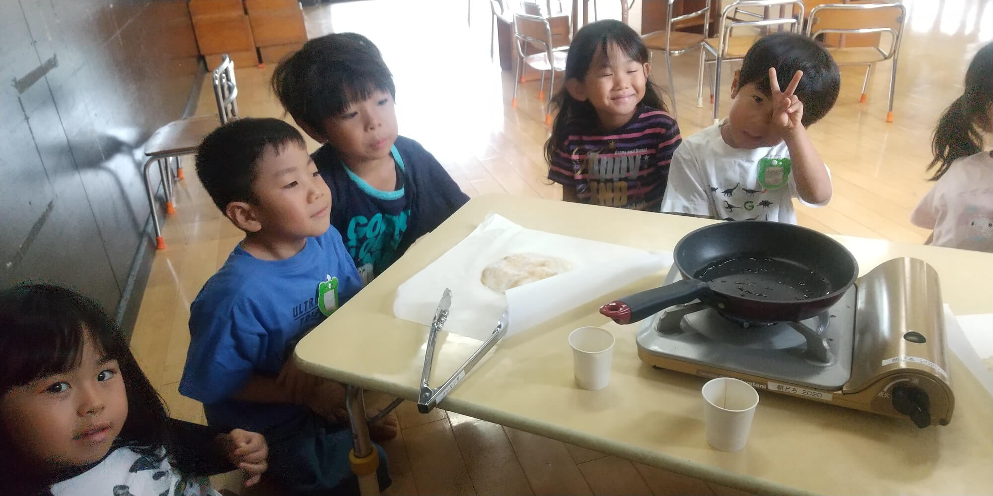 出来上がった煎餅と子どもたち