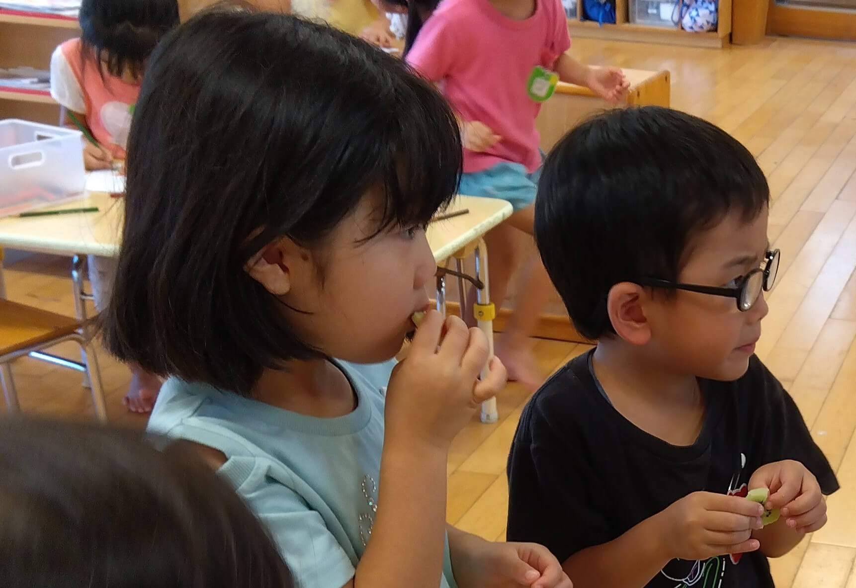 キウイを食べる子ども