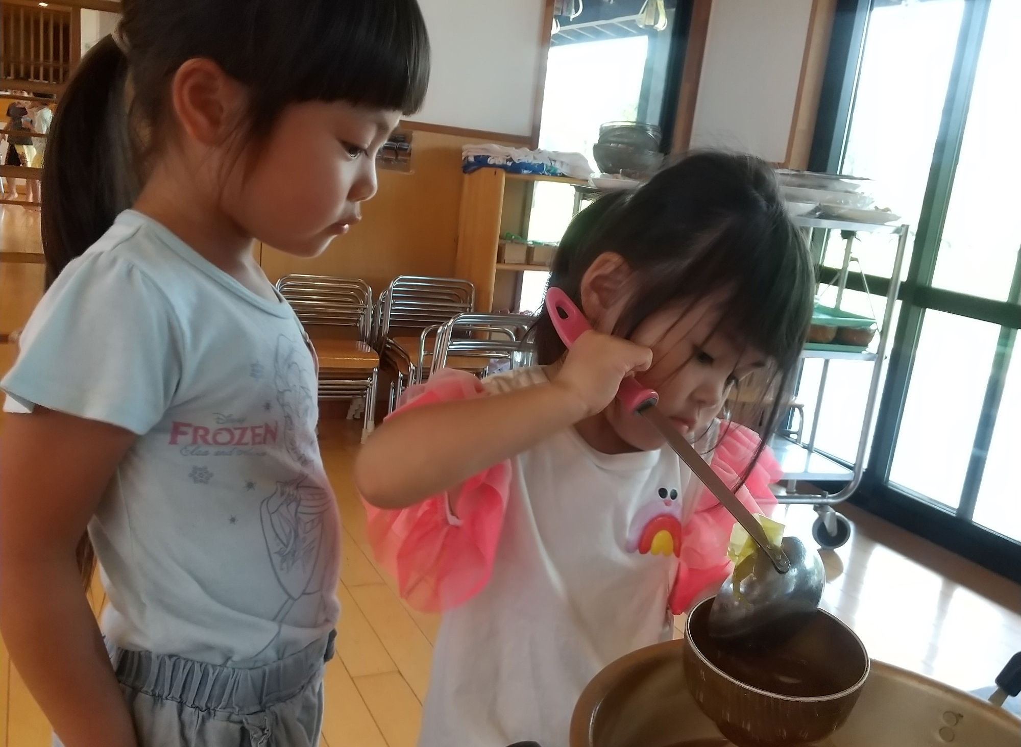 年下児を見守る年上児