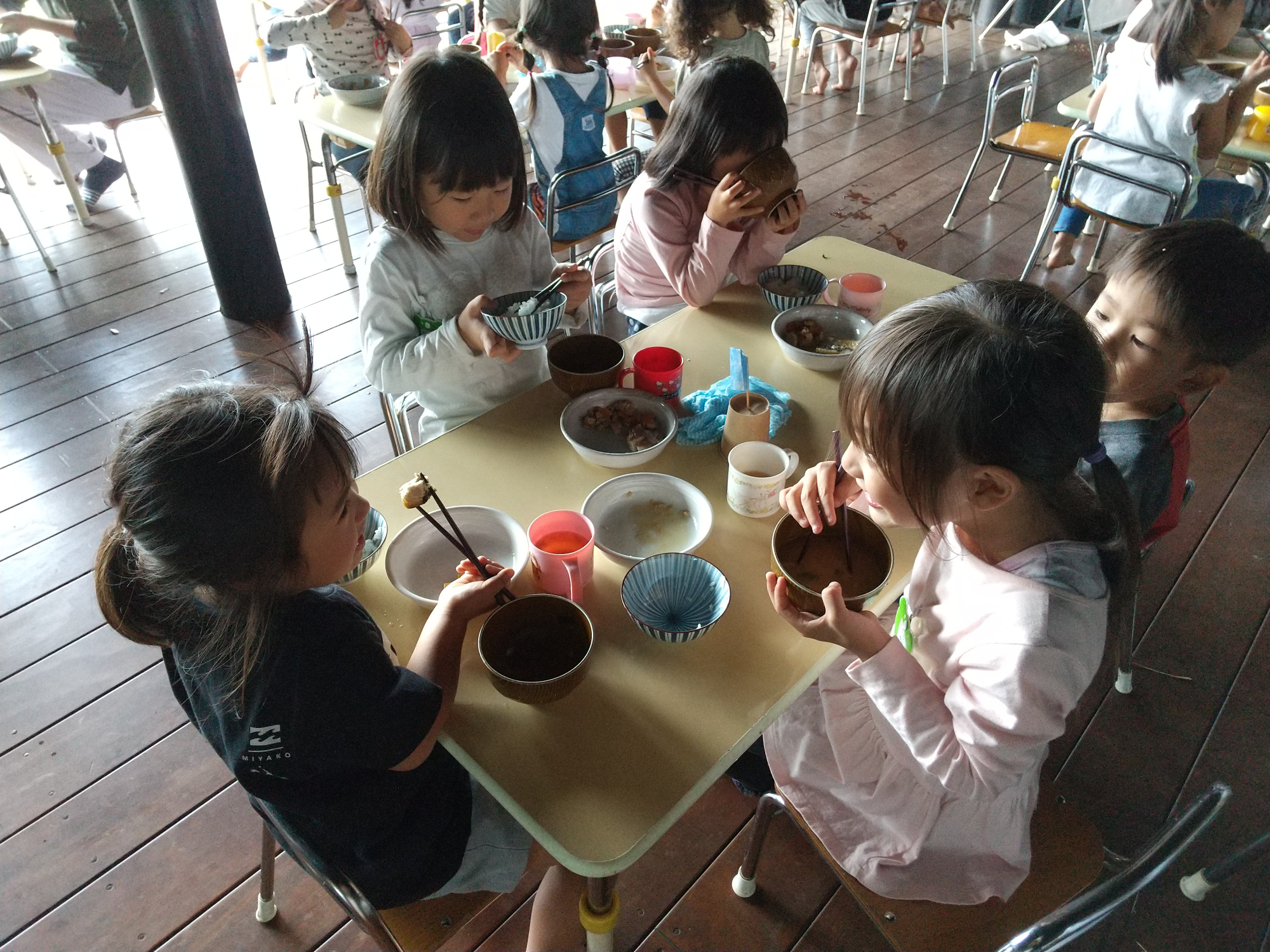 みんなでごはんを食べる様子
