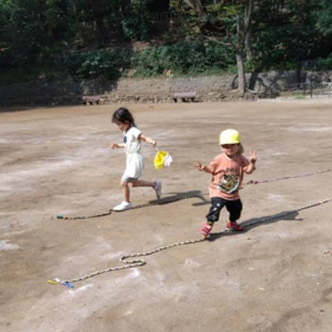 綱渡りをする子どもたち