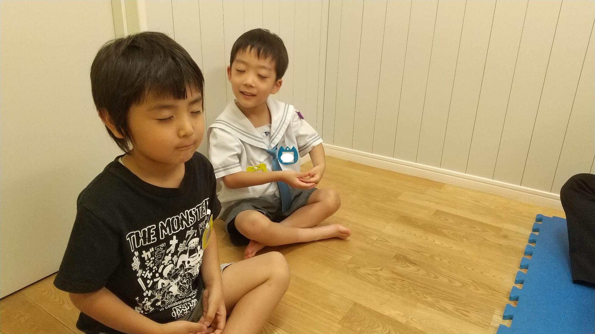 座禅のポーズをとる子どもたち