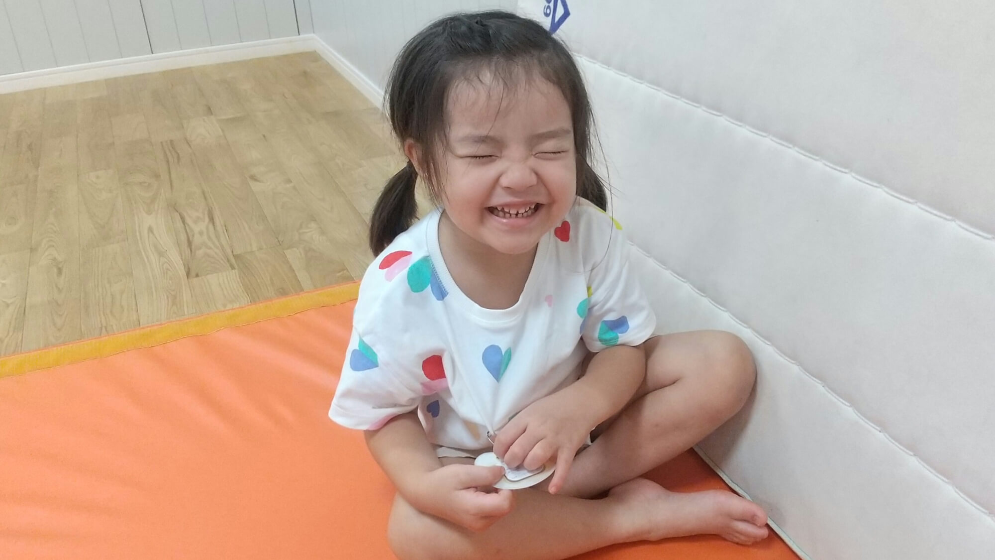笑顔で座禅を組む子ども