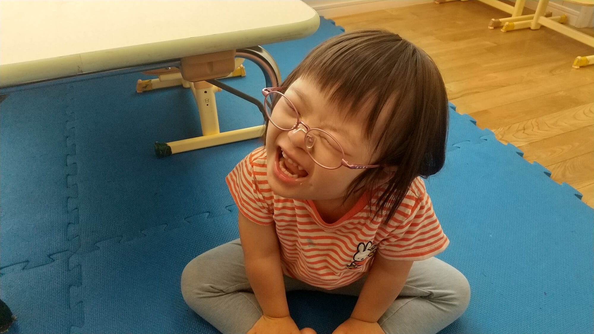 座禅を楽しむ子ども
