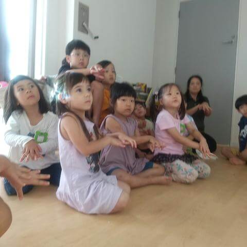 動画で手の洗い方を学ぶ子どもたち