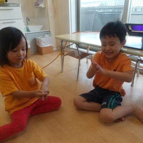 手を洗う子どもたち