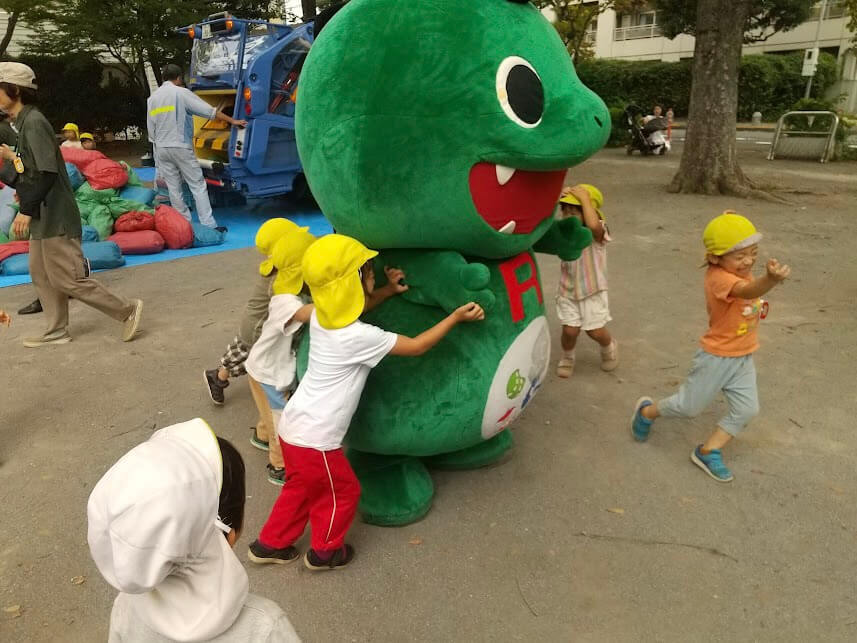 着ぐるみと触れ合う子どもたち