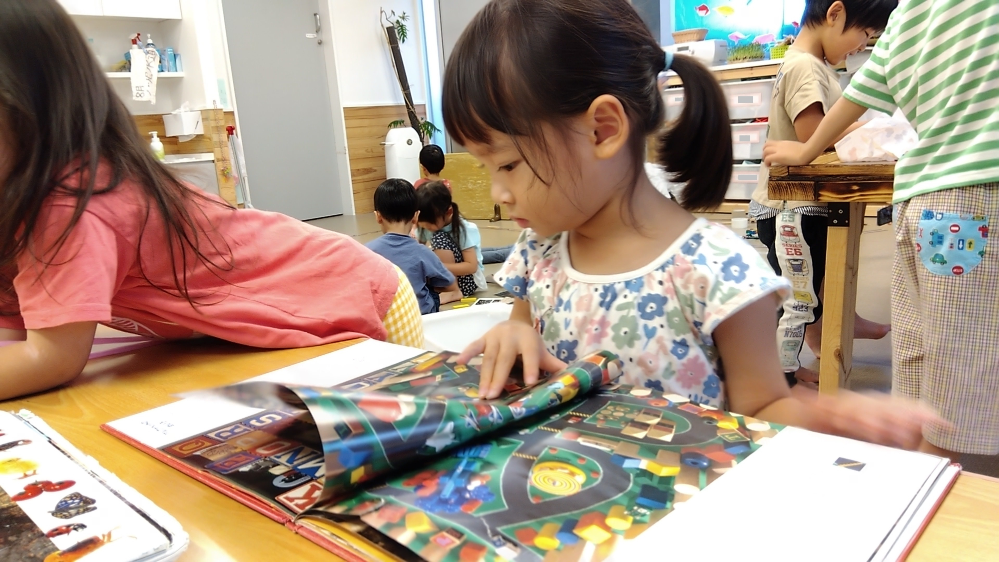 絵本を読む子ども