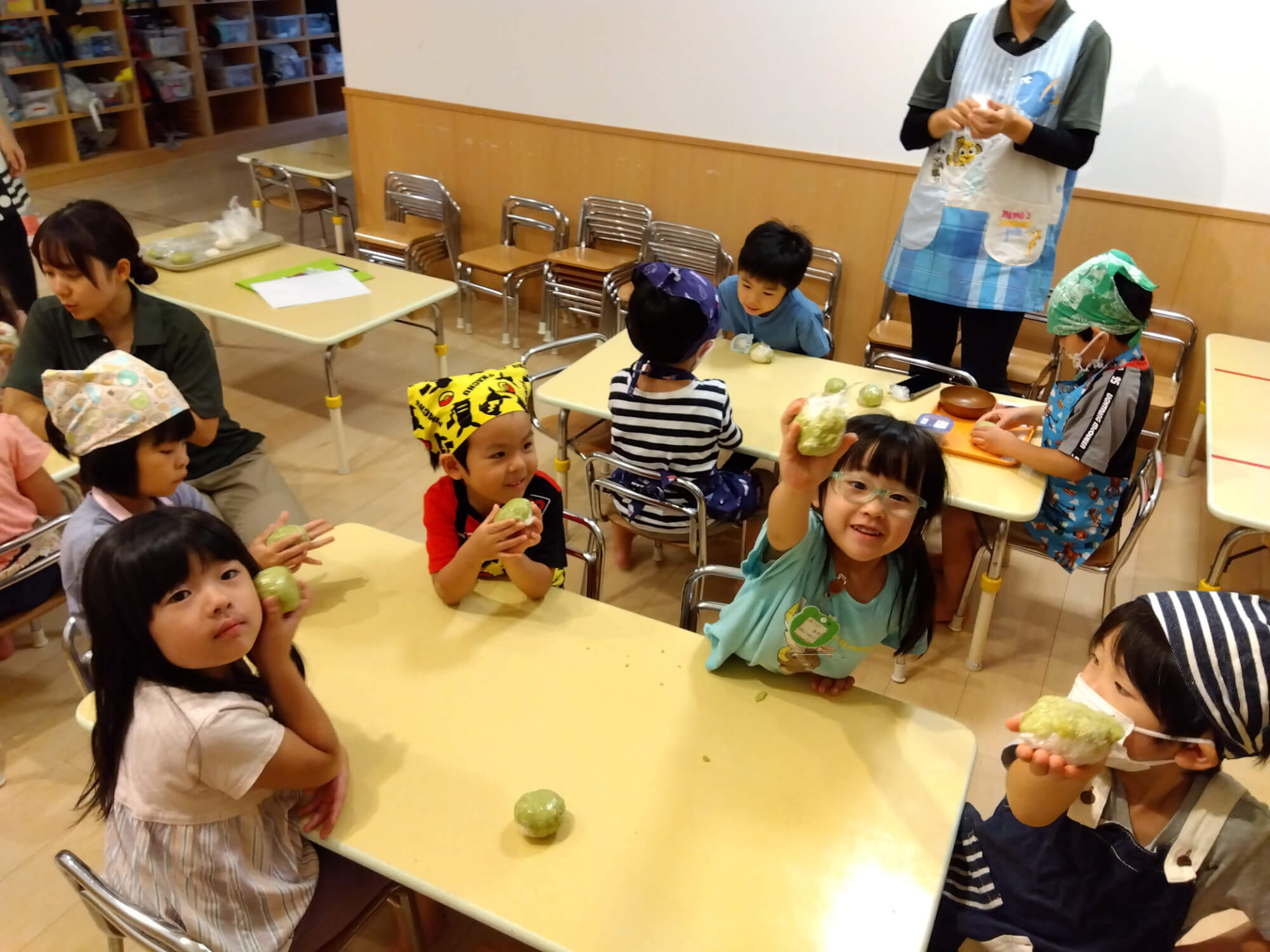 完成したおはぎを掲げる子ども