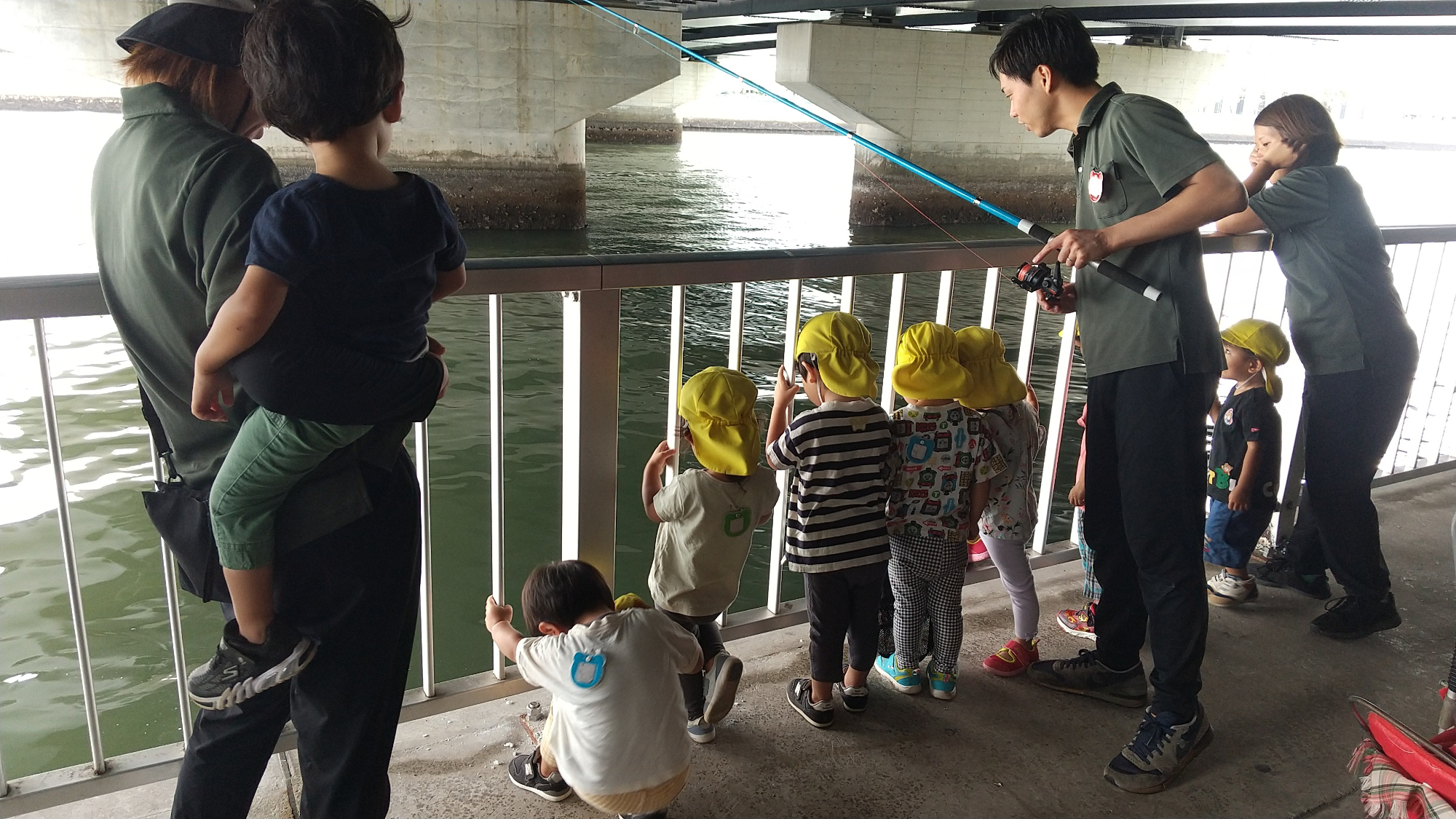 釣りをする保育者と子どもたち
