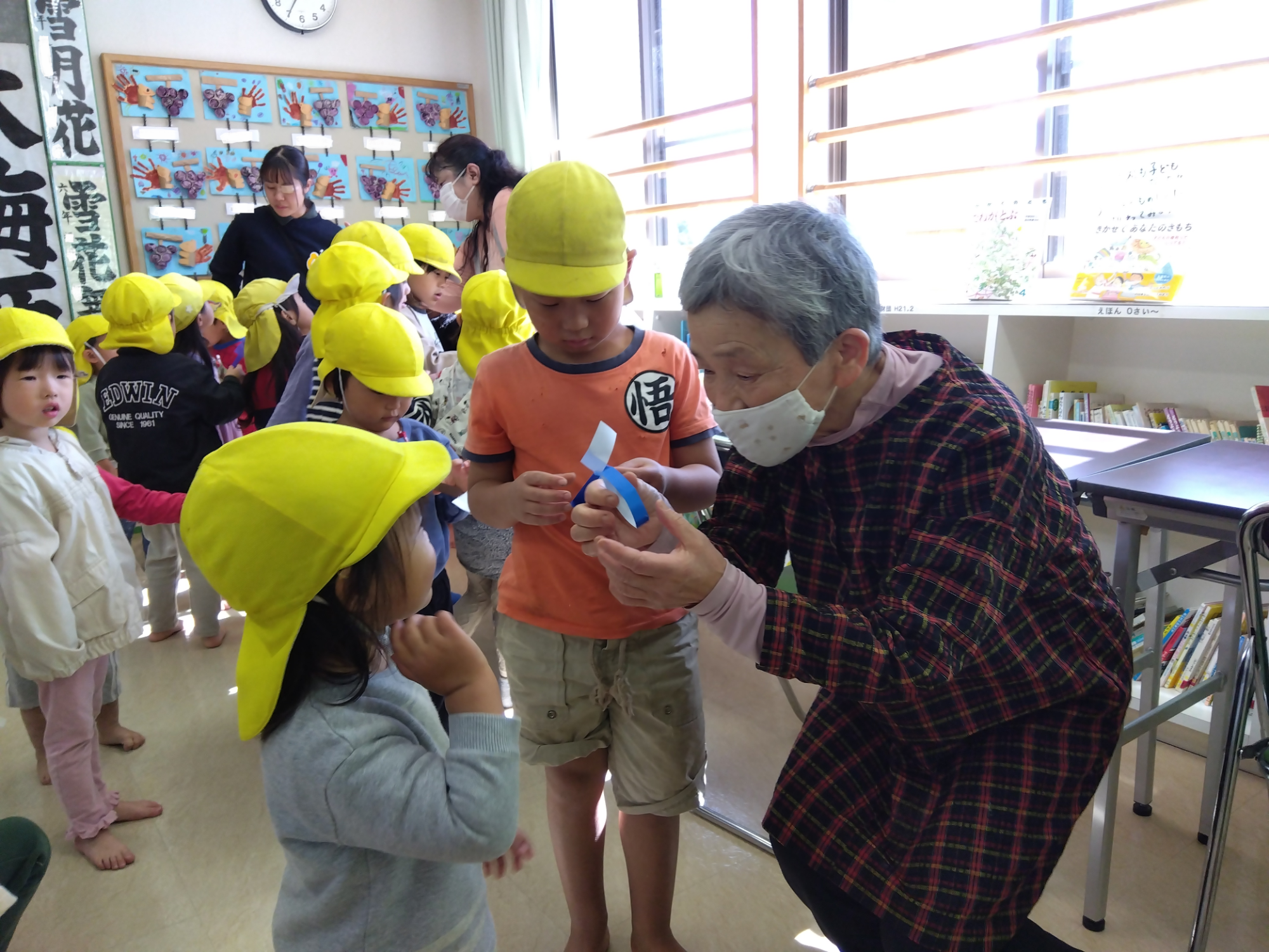 子どもたちと地域の方が話している様子