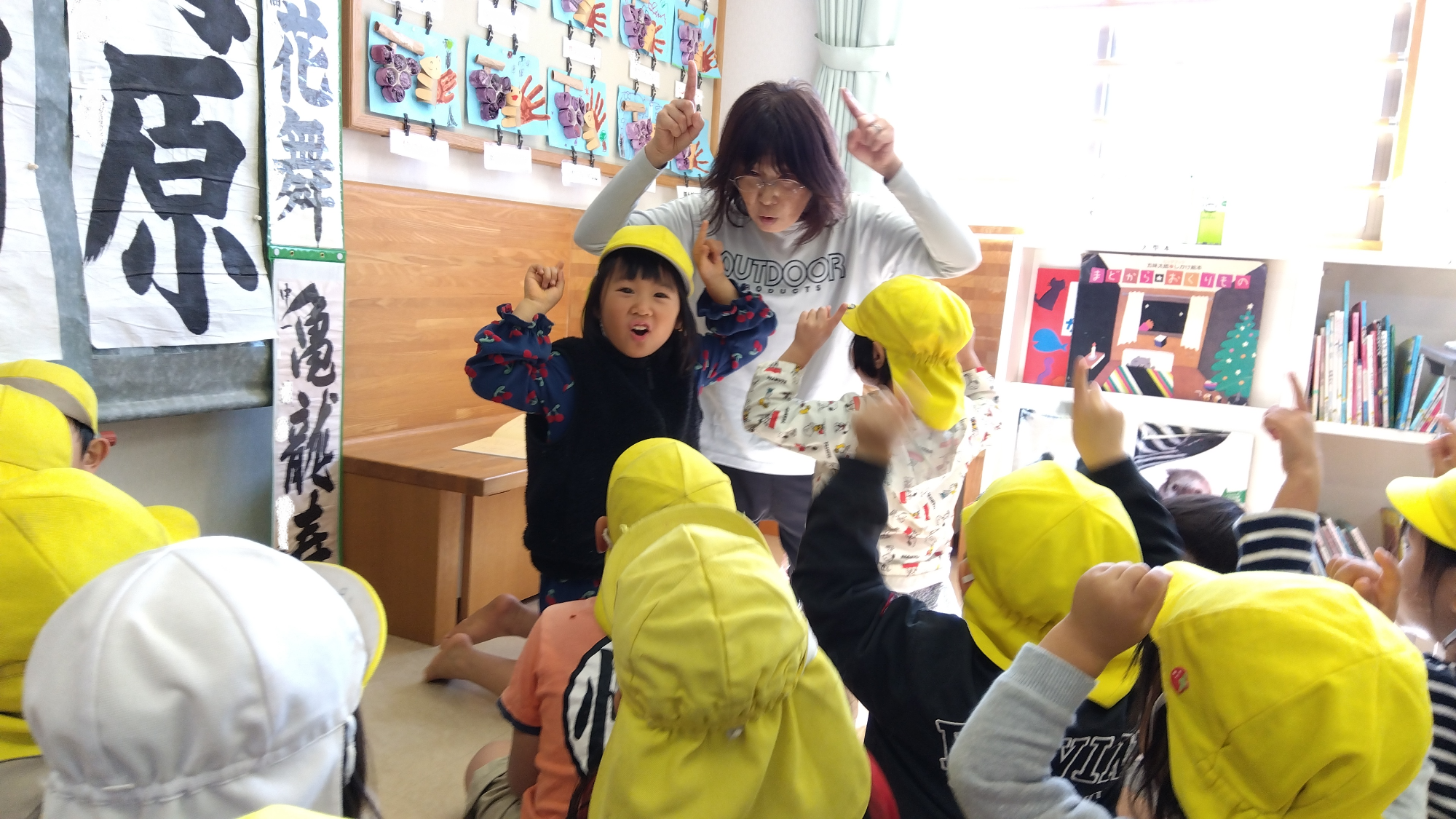 紙芝居を見る子どもたち