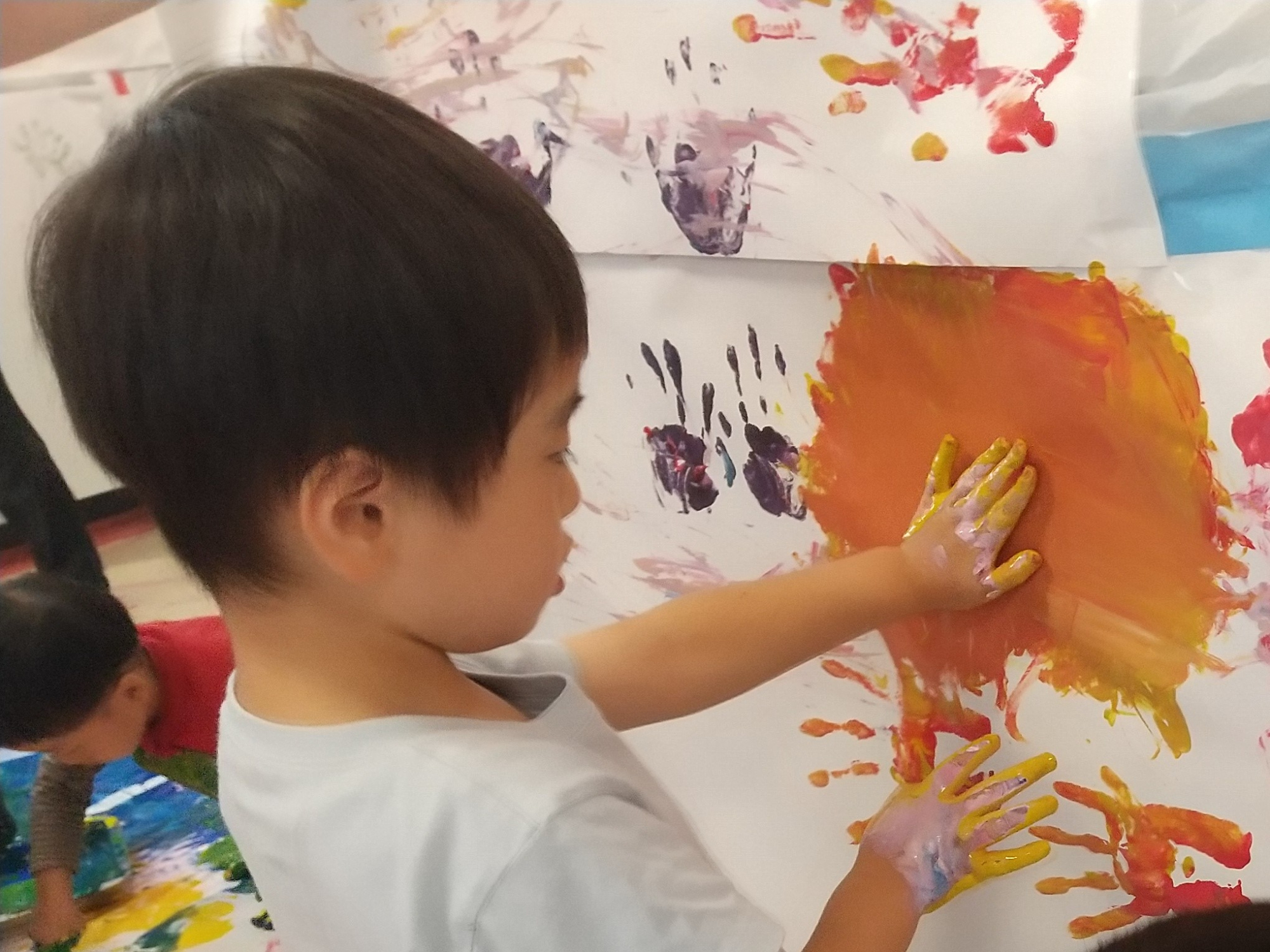 手で塗ってみる子ども