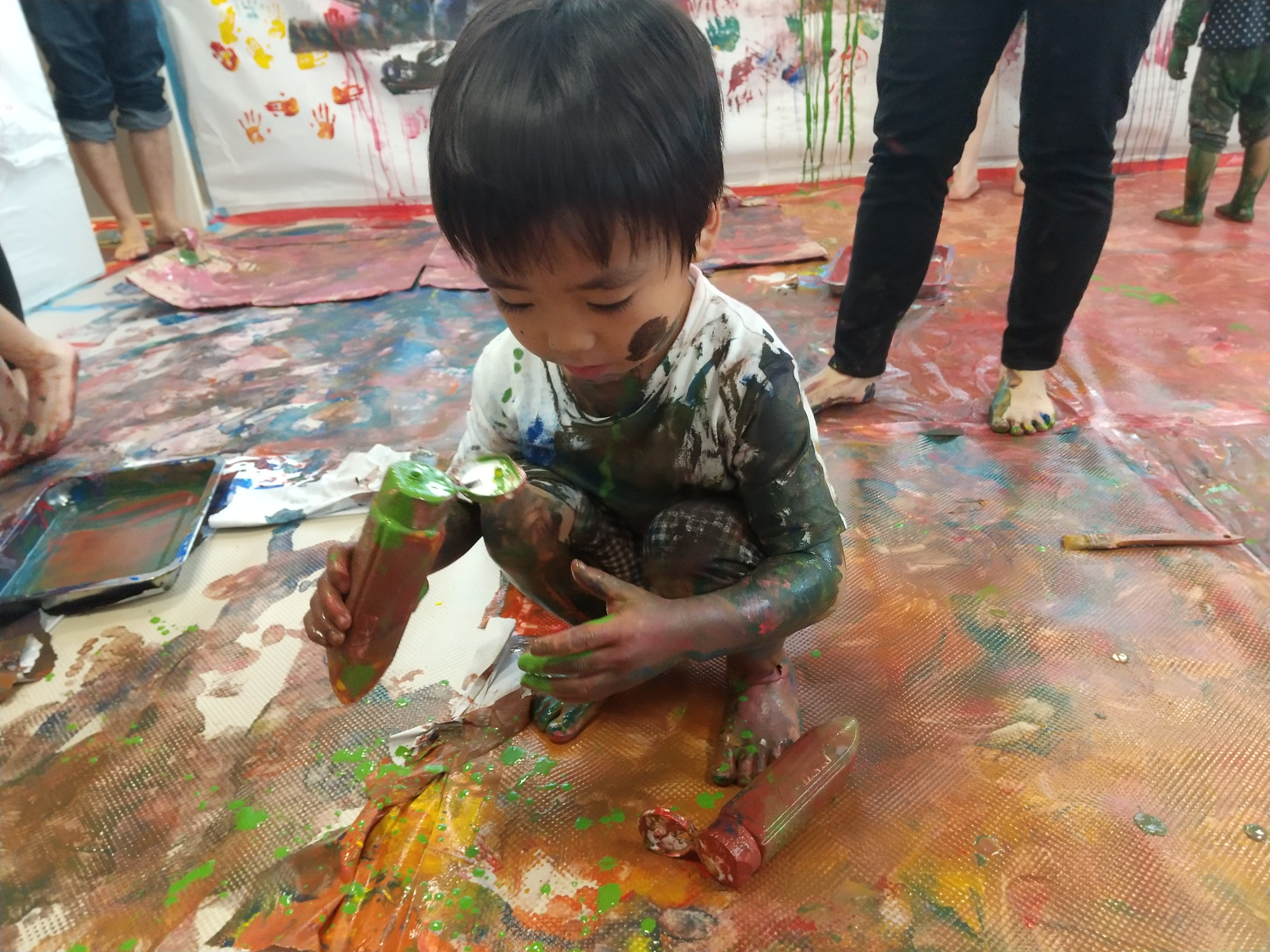 絵の具まみれの子ども