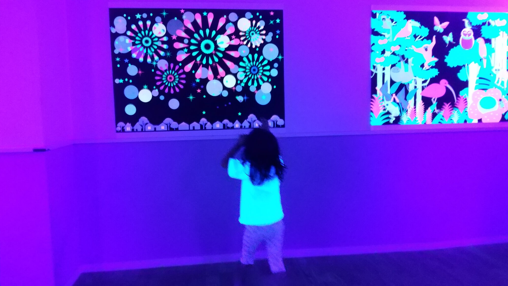3Dメガネを着けた子ども