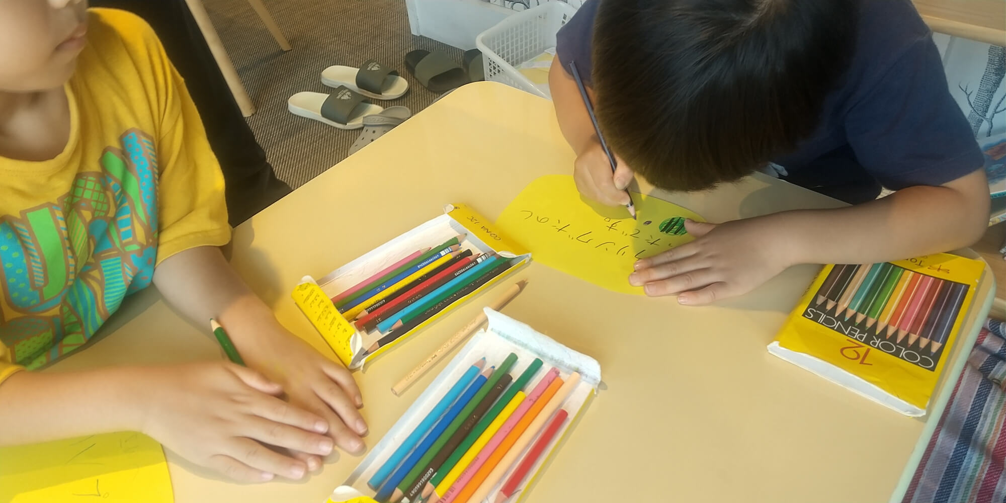 手紙に絵を描く子ども