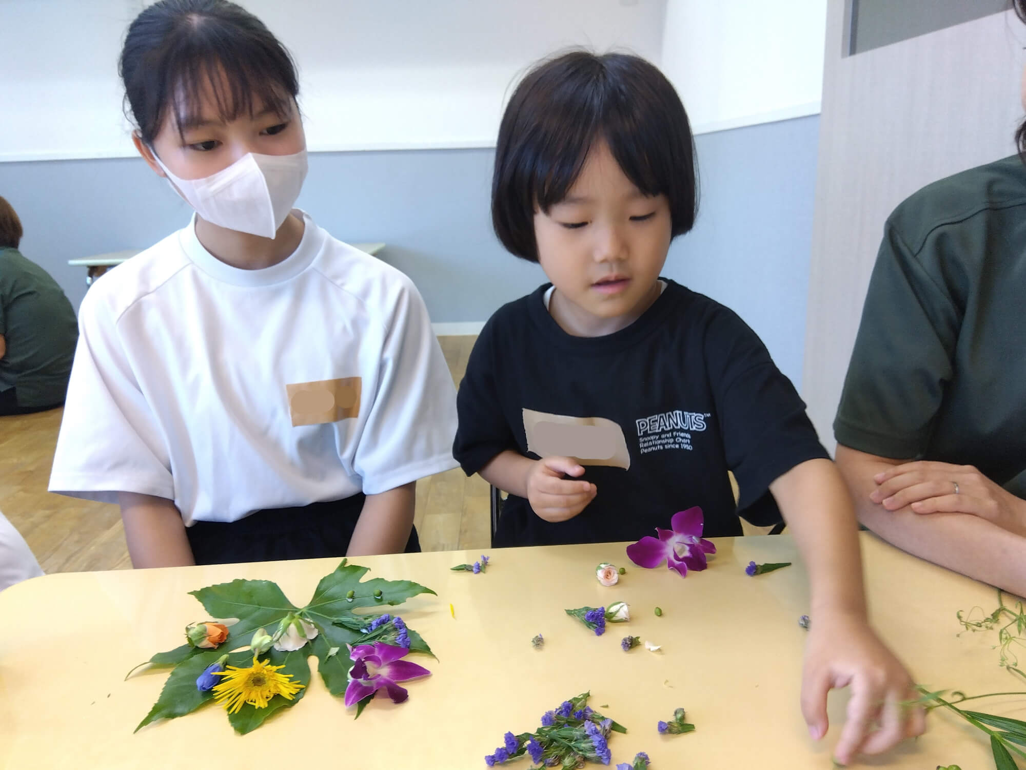 花を貼り付ける子ども