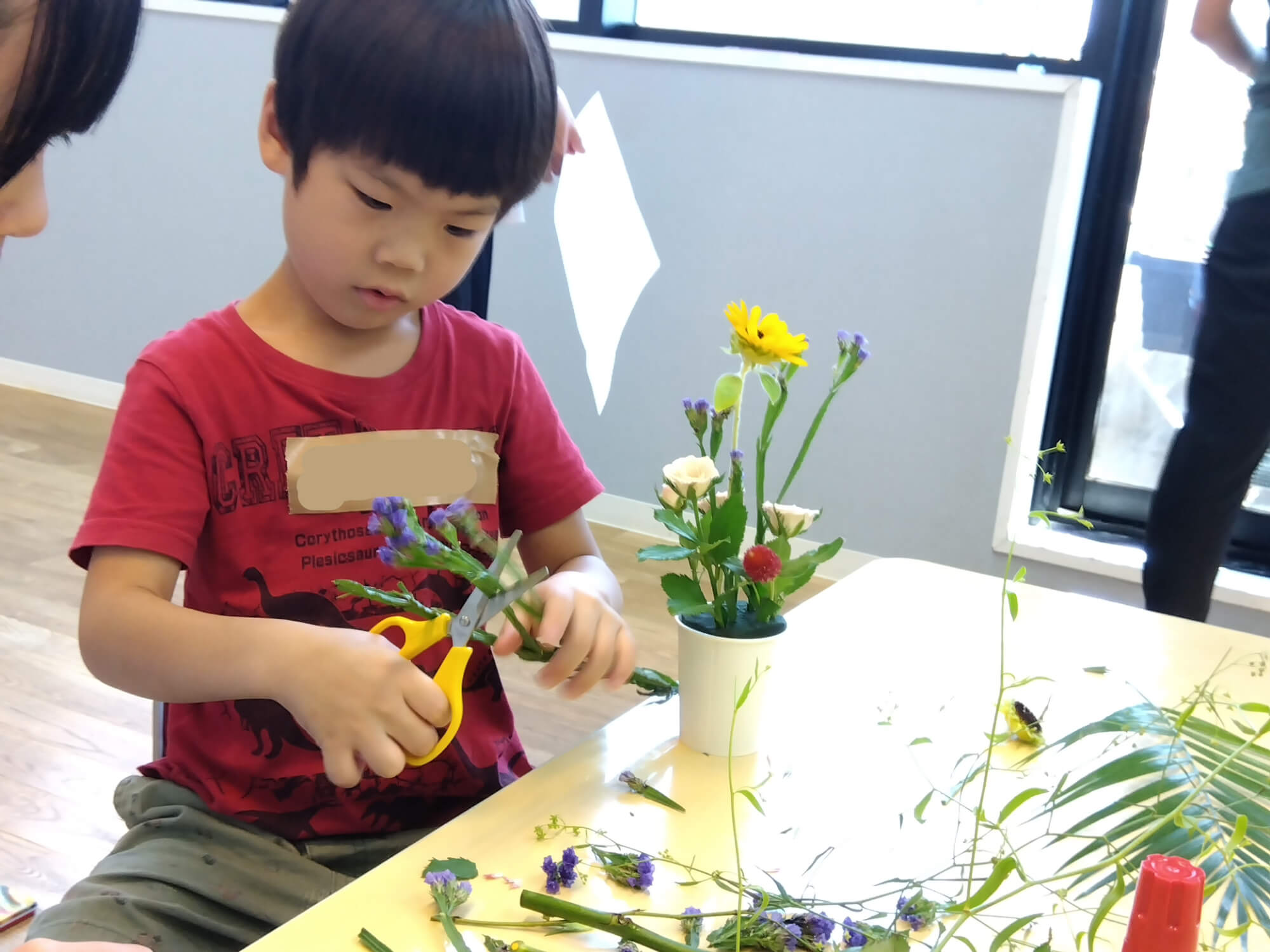 茎を切る子ども