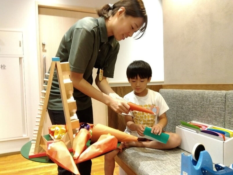 コーンを作る子どもとスタッフ