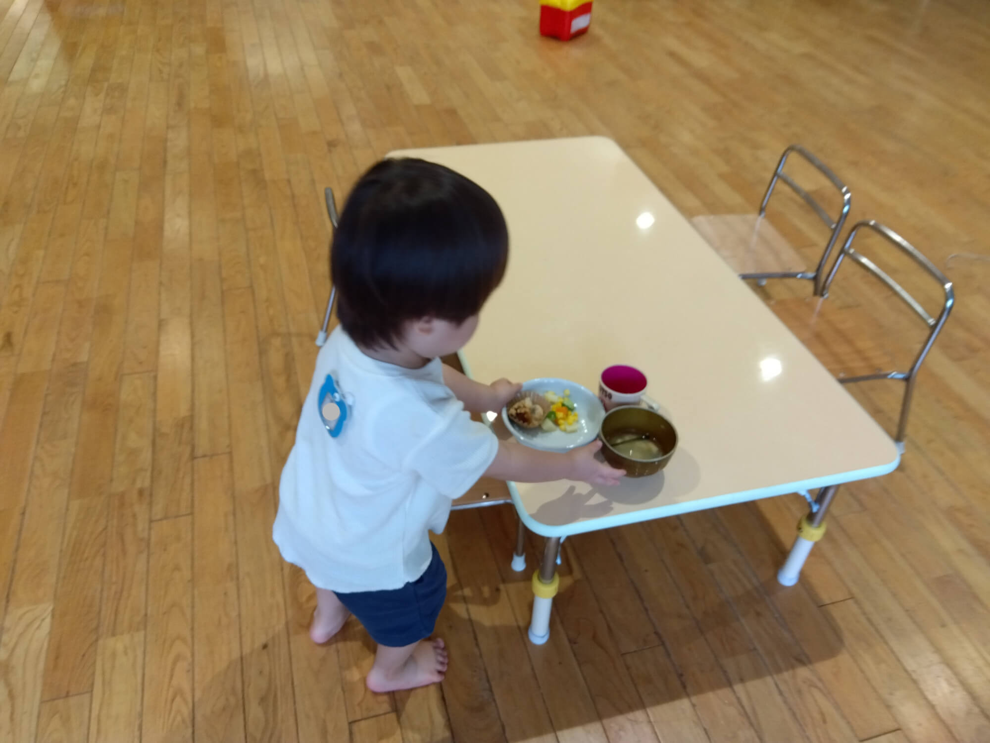 配膳をする乳児