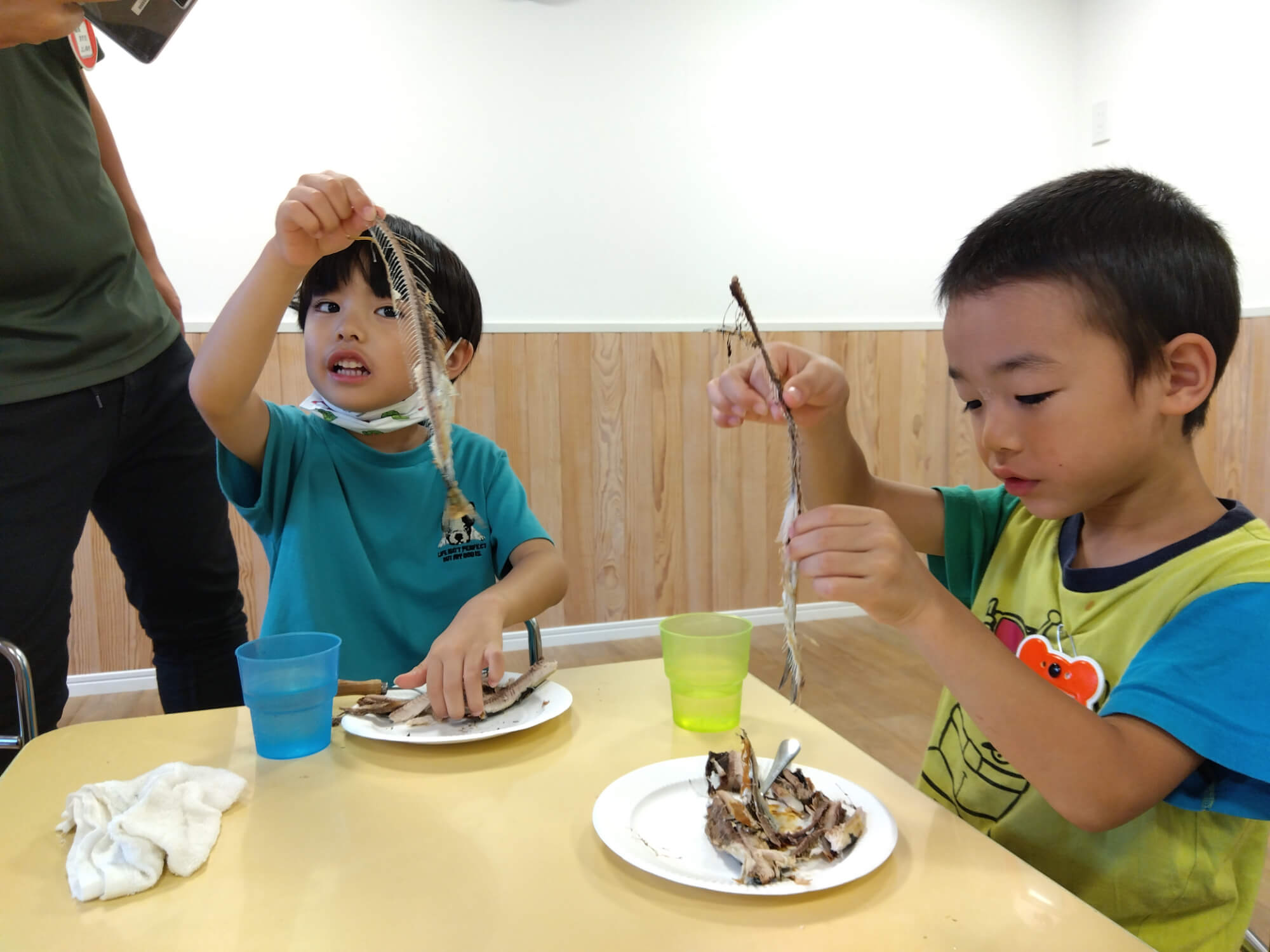 中骨を取る子どもたち