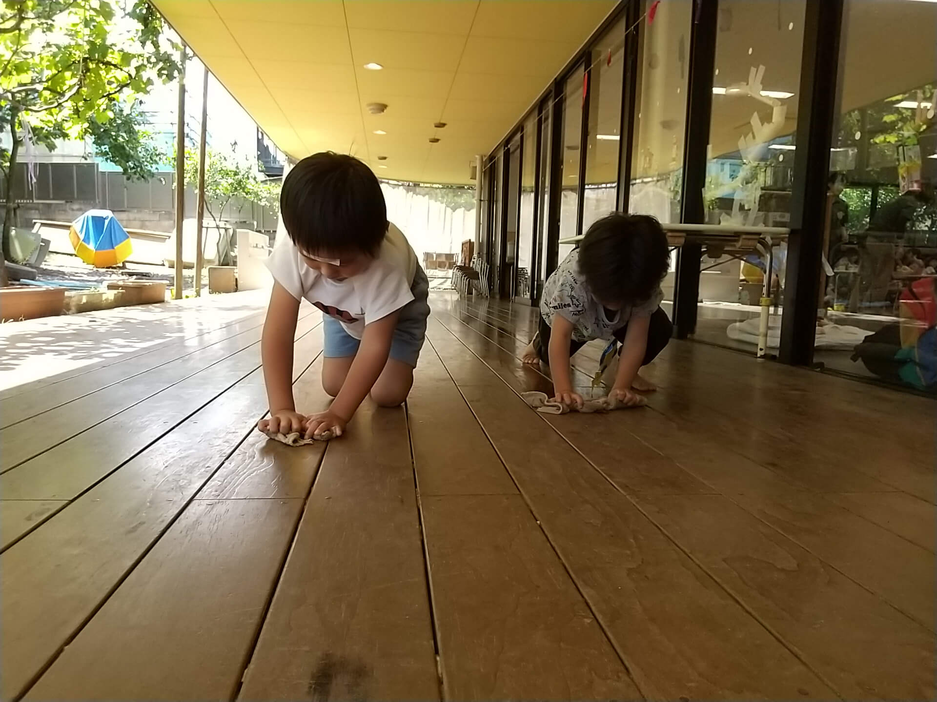 ゆっくり雑巾がけをする子ども