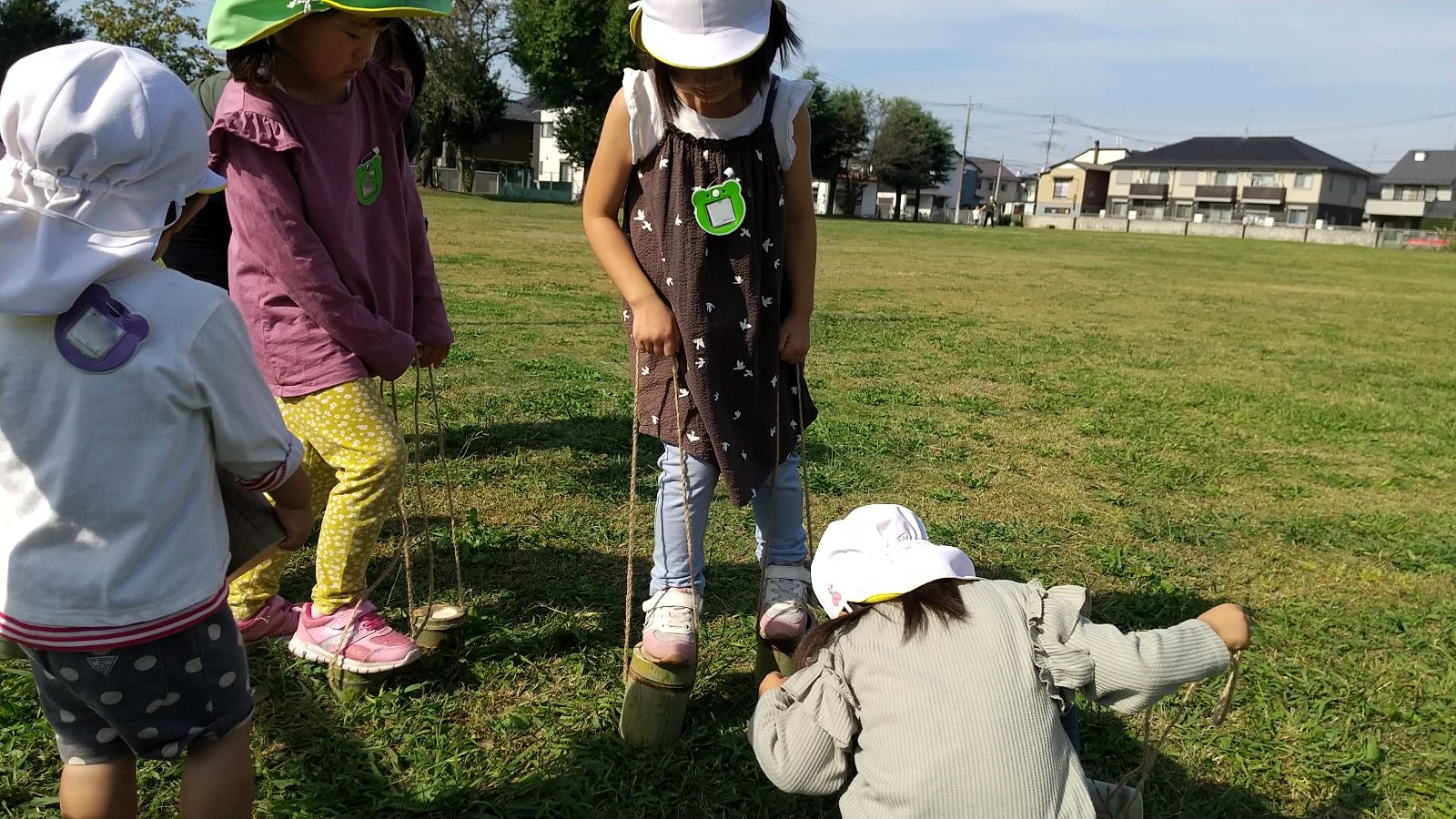 竹ぽっくりで遊ぶ子どもたち