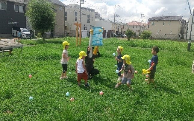 玉入れをする子どもたち