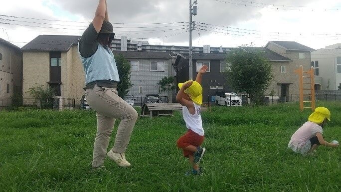 ポーズをとる子ども