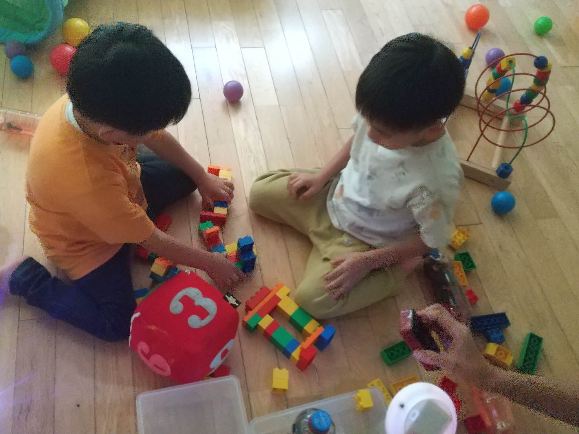 ロボットを囲む子どもたち