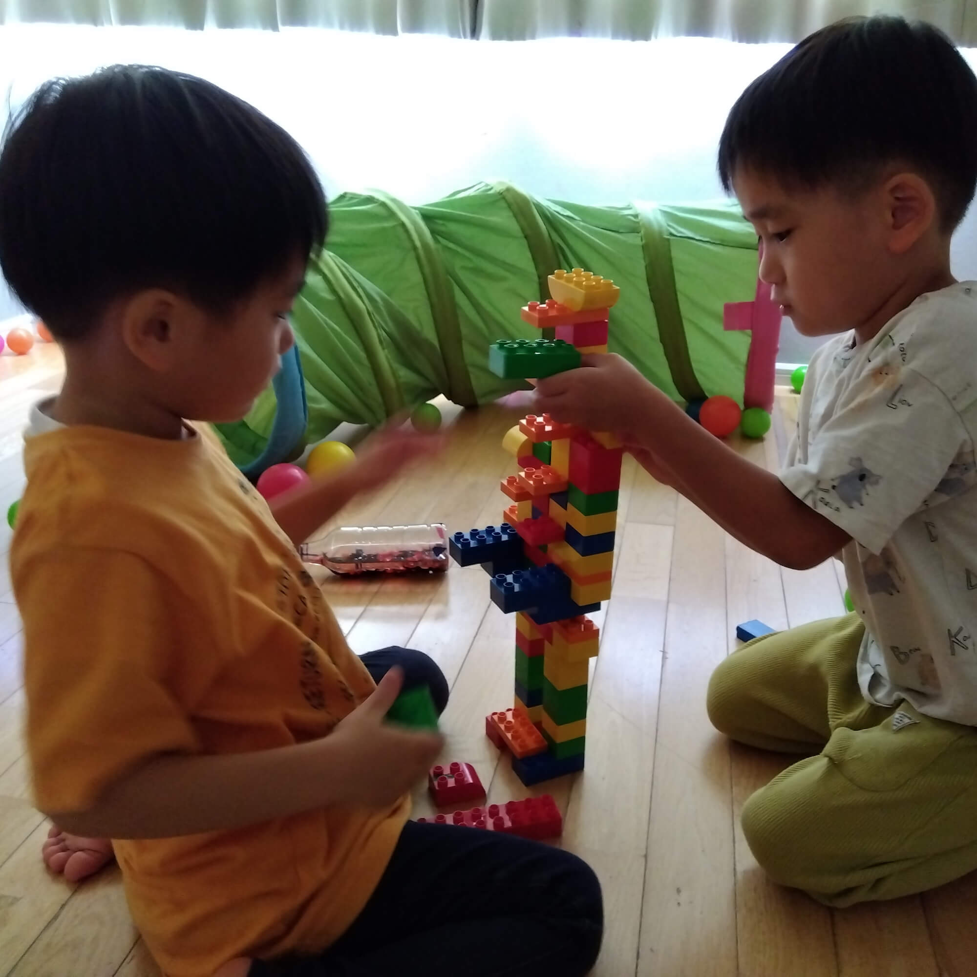 ロボットを組み上げる子どもたち