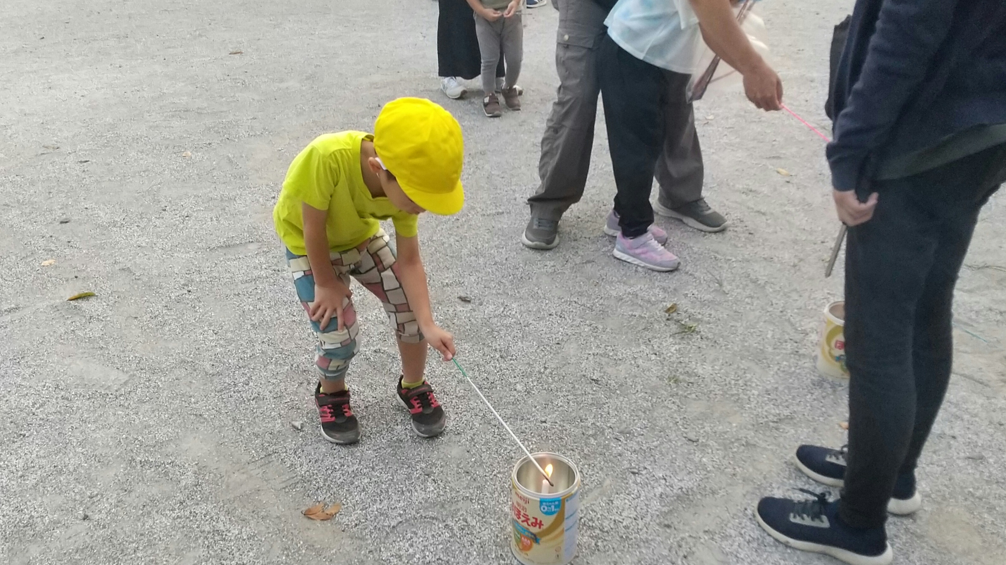 安全に気を付けて火を扱う子ども