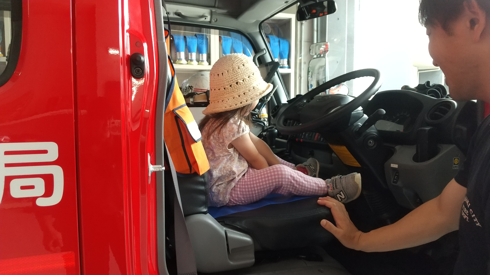 消防車に乗せてもらったAちゃん