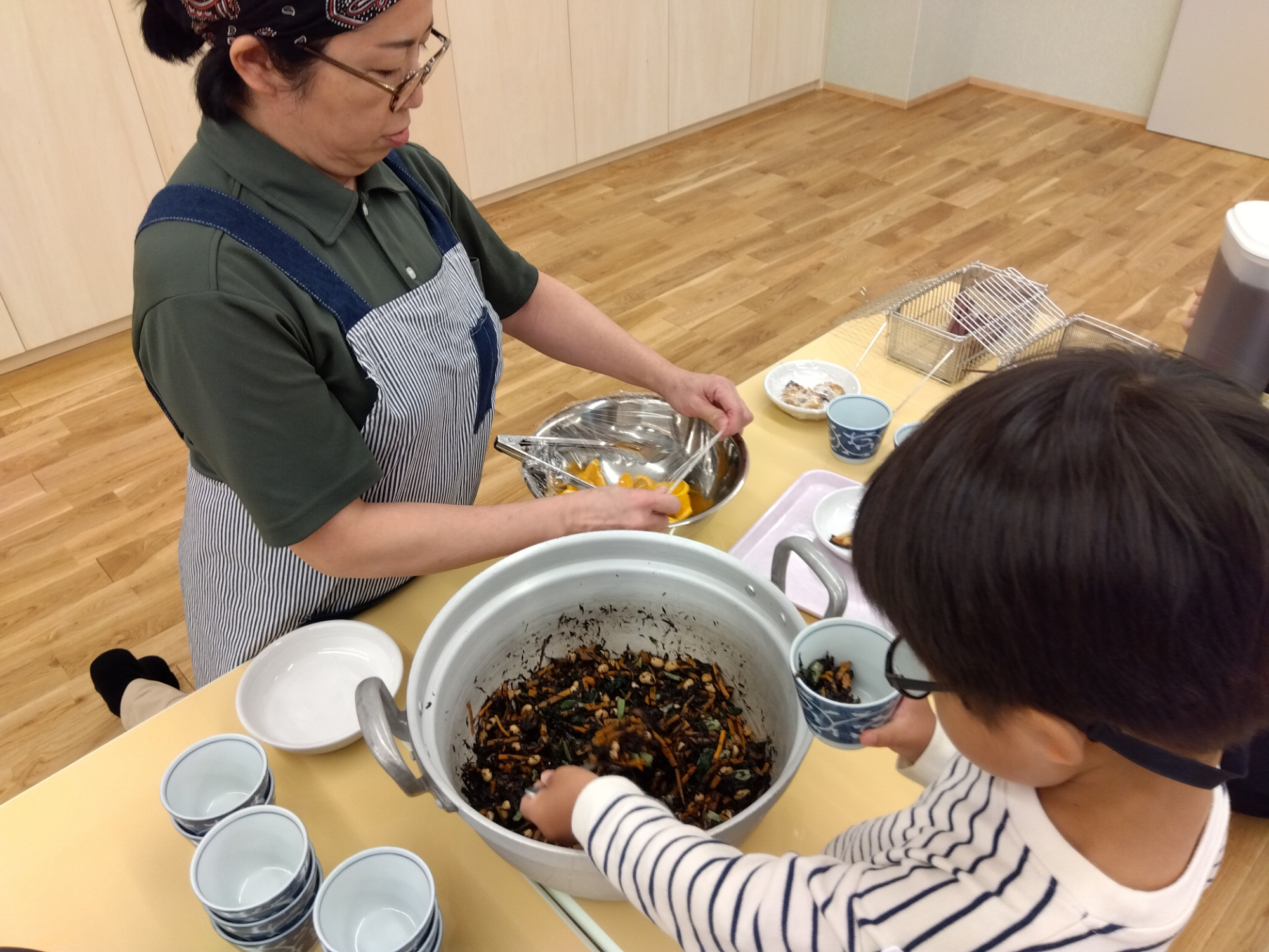 食事を自分で盛り付ける子ども