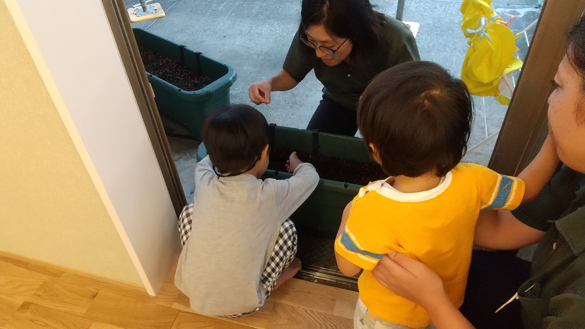 プランターに種を蒔く子ども