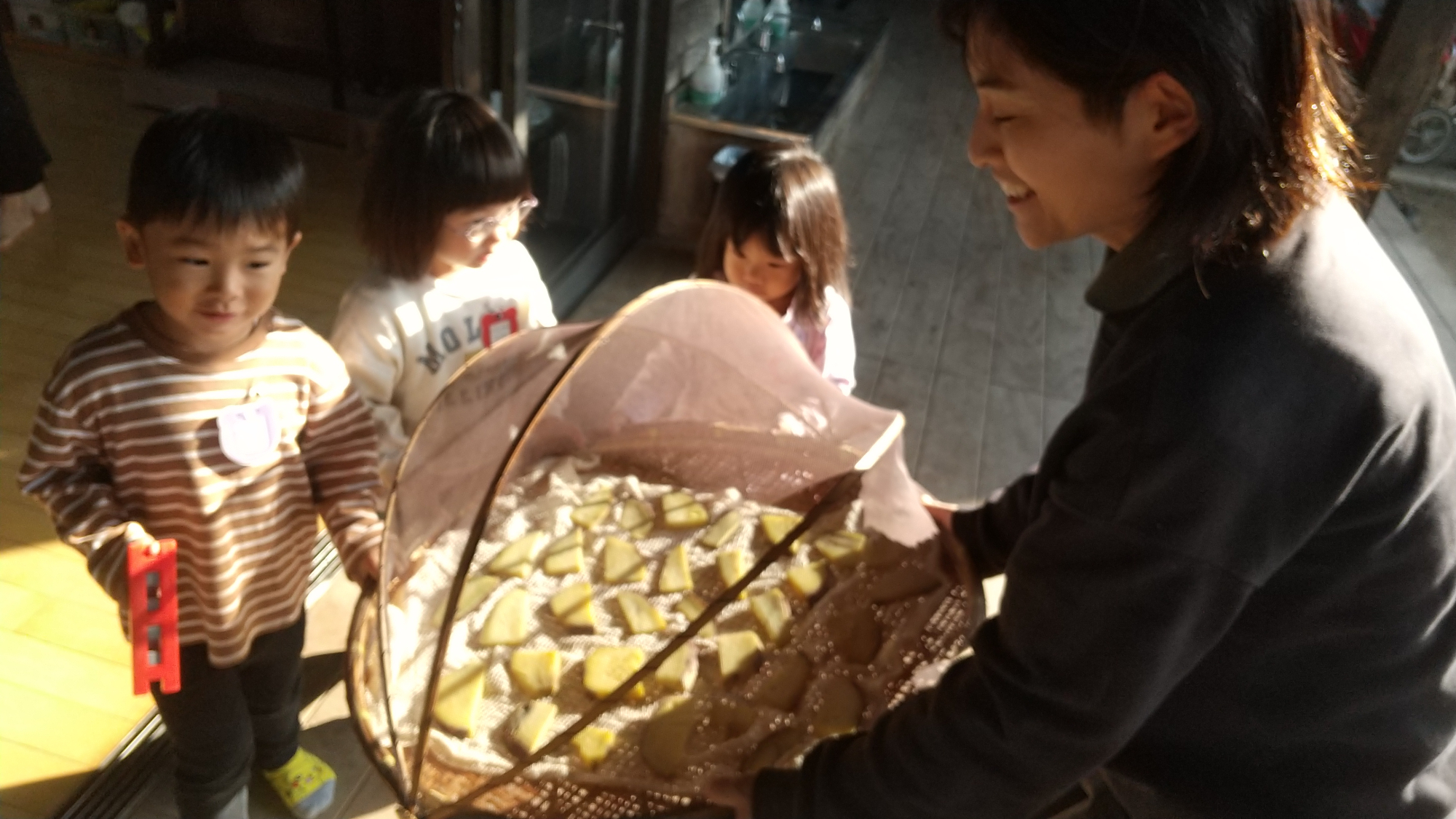干し芋を見る子どもたち