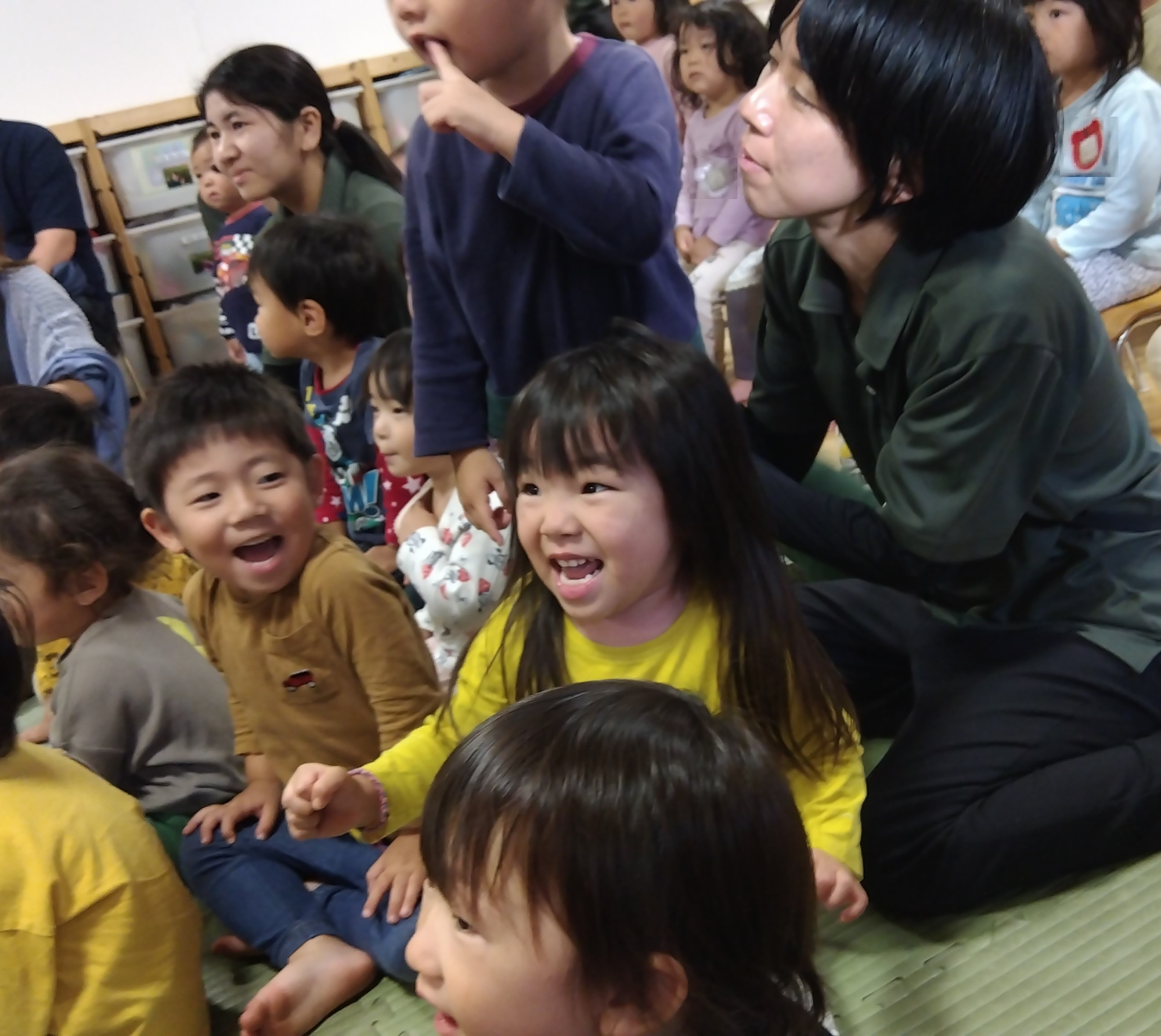 驚く子どもたち