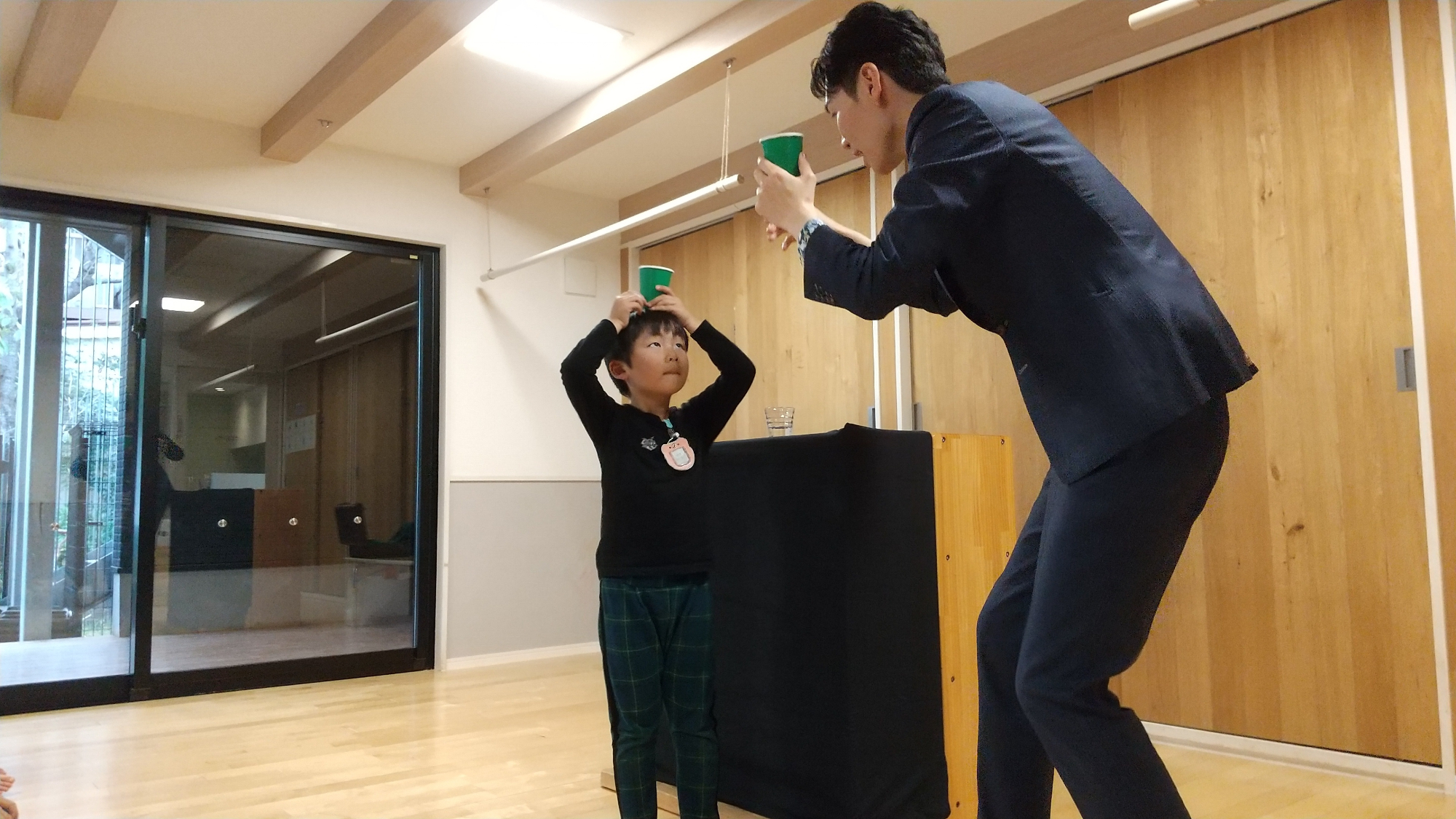 マジックに参加する子ども