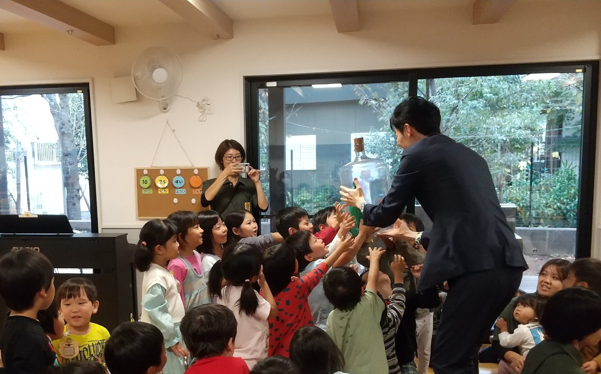 マジックの道具に触る子どもたち