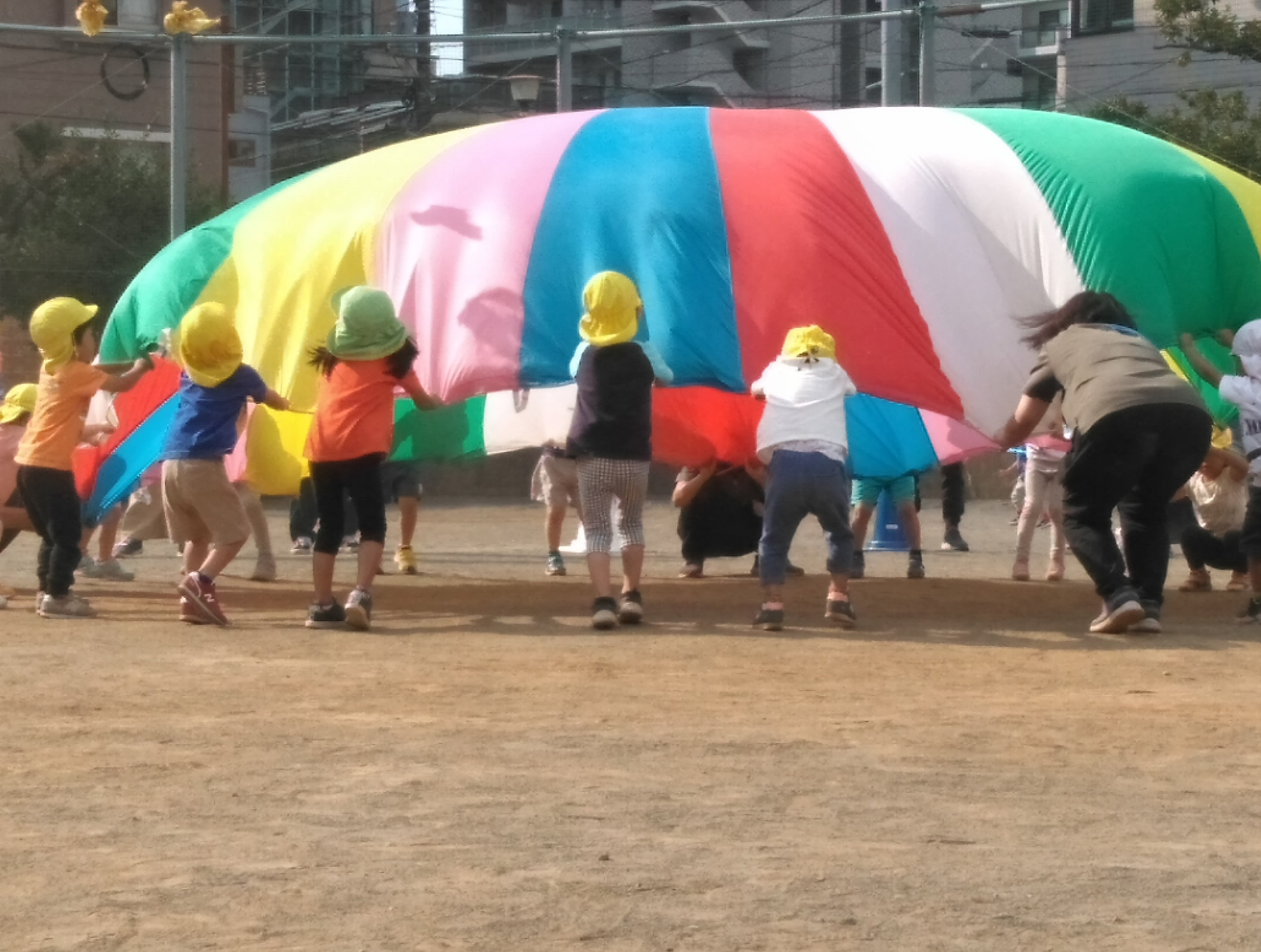 パラバルーンを持つ子どもたち