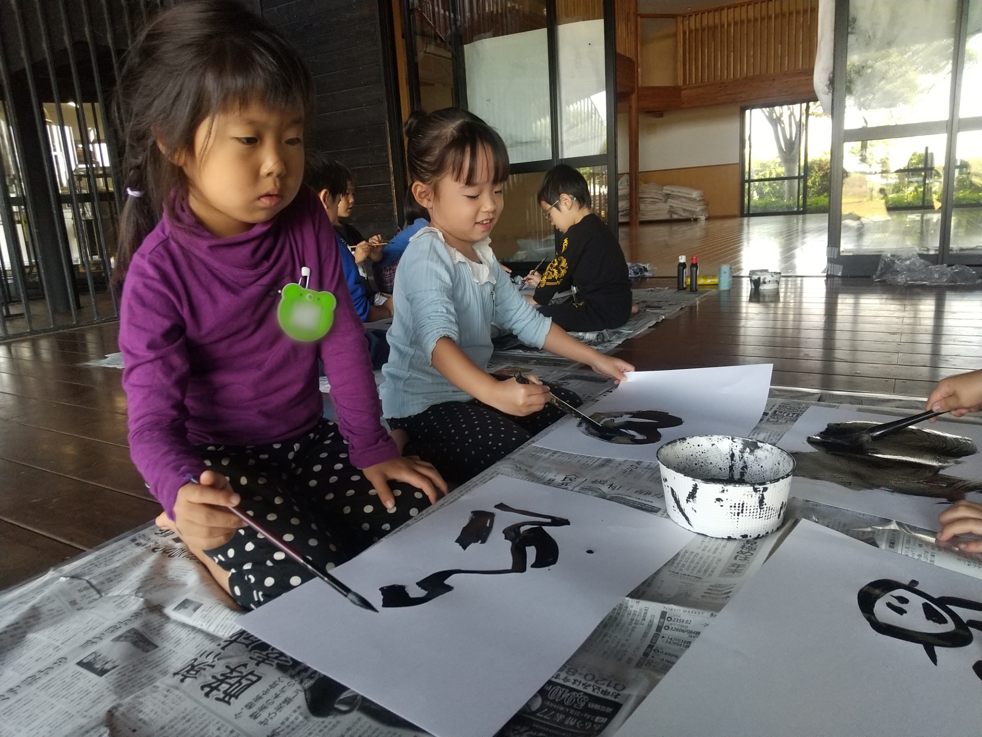 様々な筆を試す子どもたち
