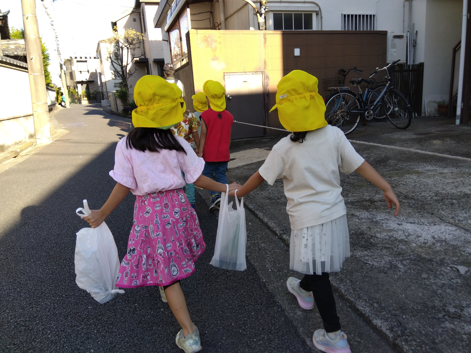 買い物帰りの子どもたち
