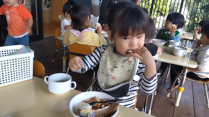 給食を食べる子ども
